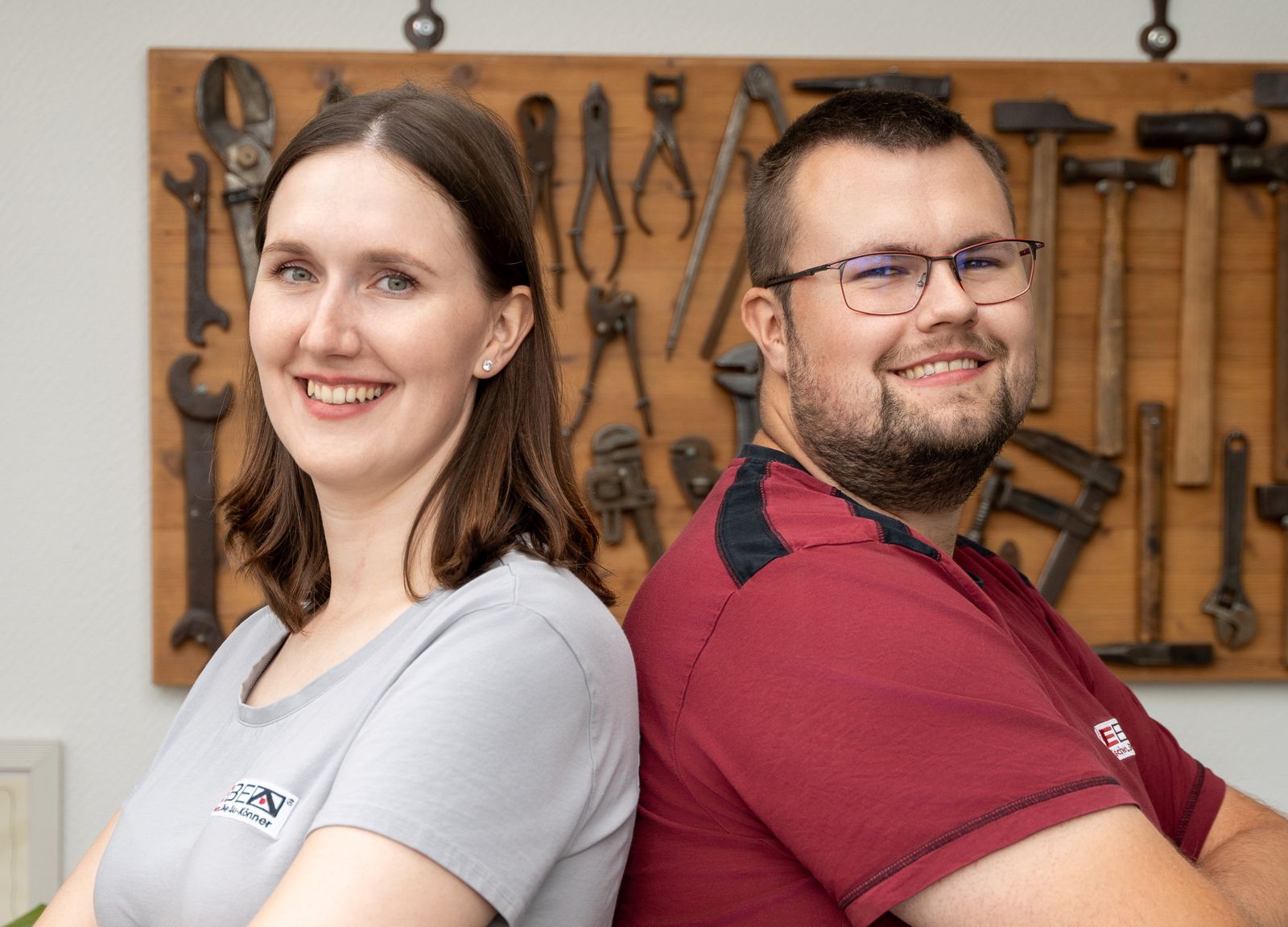 Maike Helena Eschen und Malte Eschen vor einer Wand mit altem Werkzeug