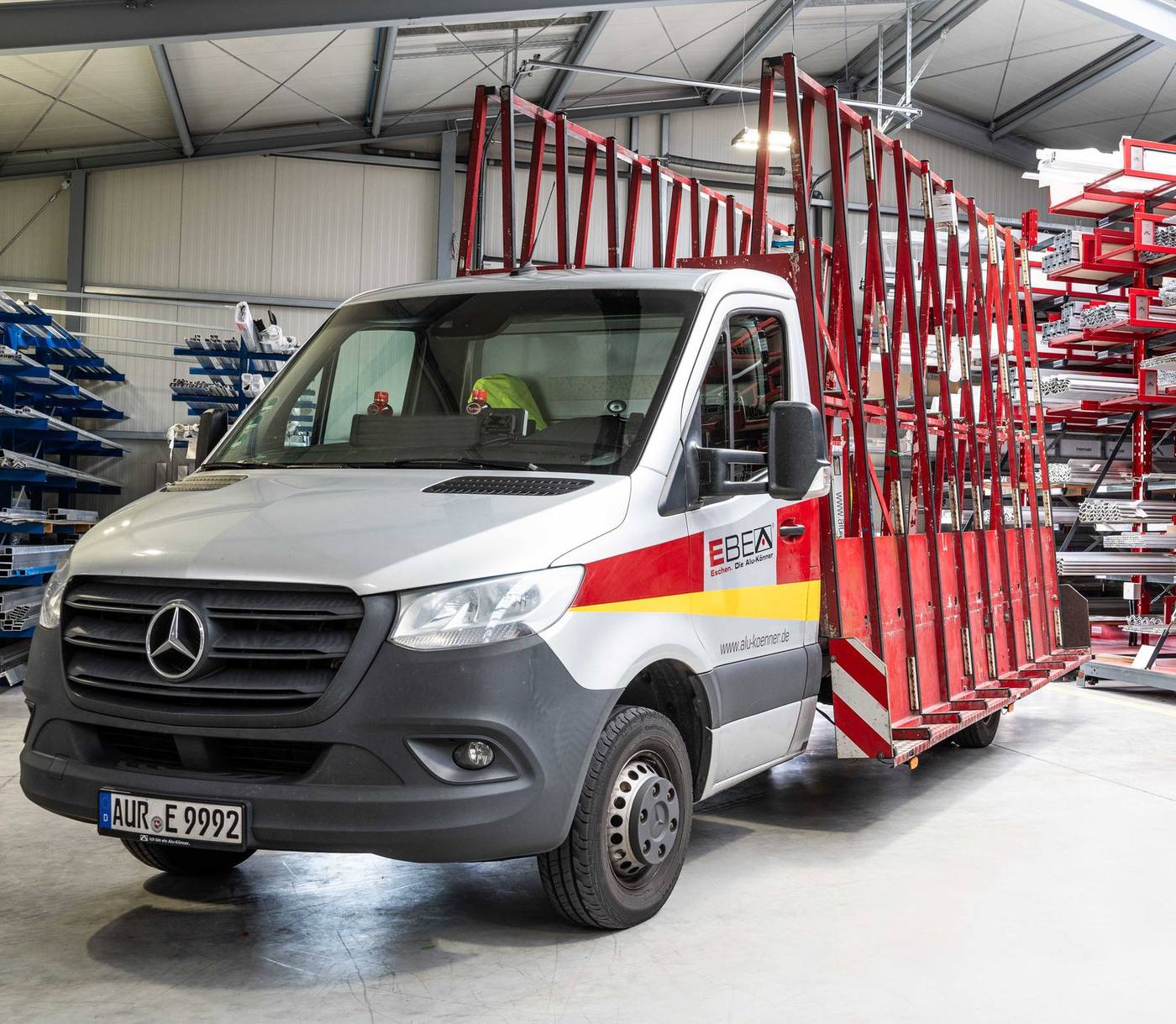 Lieferfahrzeug von EBE Eschen mit Glasgestell in der Produktionshalle in Wiesmoor