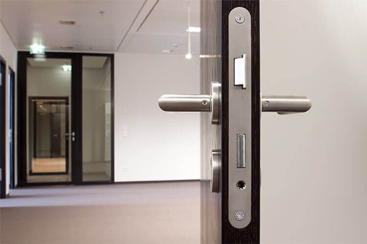 Brandschutztür aus Aluminium mit Edelstahl-Drücker