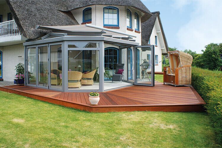 Wintergarten mit geöffneter Aluminium-Faltanlage