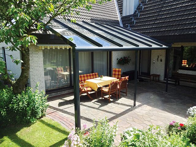 Terrassenüberdachung aus Aluminium in Dunkelgrau