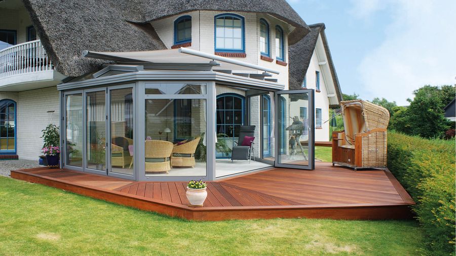 Wintergarten aus Aluminium mit Holzterrasse