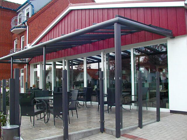 Überdachung mit Glas-Seitenteilen vor einem Café