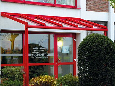 Rote Eingangsüberdachung an einem Geschäft