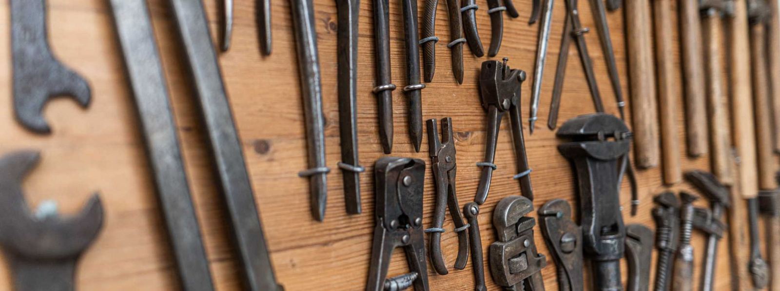 Wand mit altem Werkzeug bei EBE Eschen